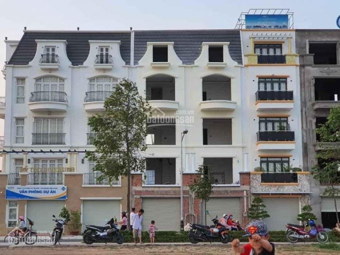 Nhà 1 trệt 3 lầu ven sông, mặt trước hướng ra sông Tiền, view cực đẹp. Hỗ trợ trả góp