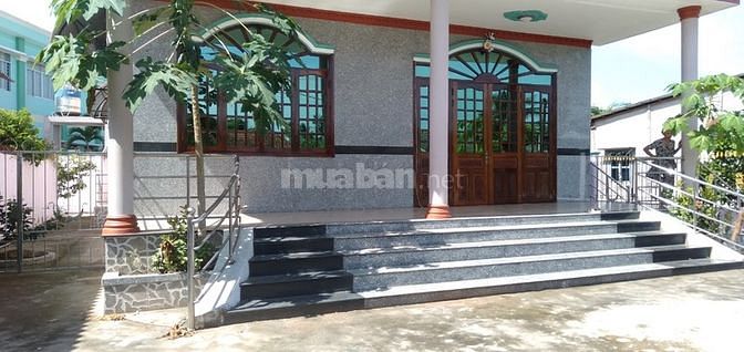 Bán villa sân vườn cách trung tâm hành chính Chợ Gạo 500m.